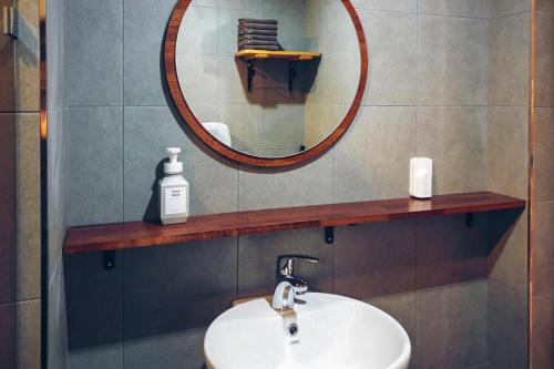 room detail thumbnail 2