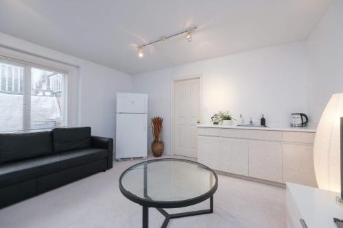 2 Bedroom Basement Guesthouse in Vancouver in Vancouver, Canada