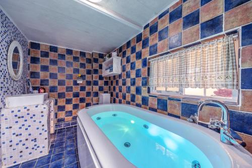 room detail thumbnail 2