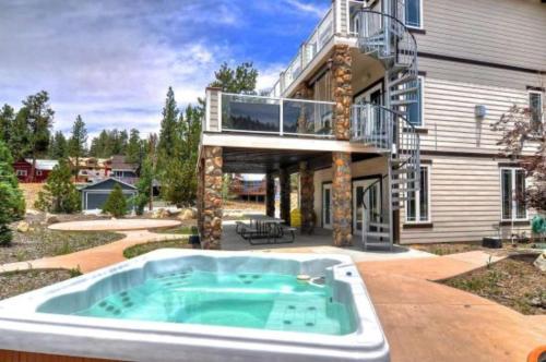 Boulder Bay Lodge by AvantStay Boulder Bay Home w Hot Tub Large Patio Game Room in Big Bear Lake, USA