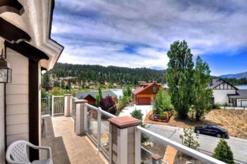 Boulder Bay Lodge by AvantStay Boulder Bay Home w Hot Tub Large Patio Game Room in Big Bear Lake, USA