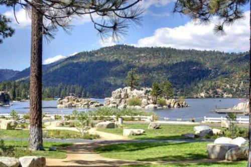 Boulder Bay Lodge by AvantStay Boulder Bay Home w Hot Tub Large Patio Game Room in Big Bear Lake, USA