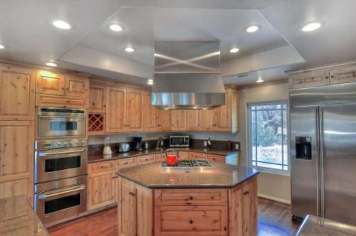 Boulder Bay Lodge by AvantStay Boulder Bay Home w Hot Tub Large Patio Game Room in Big Bear Lake, USA