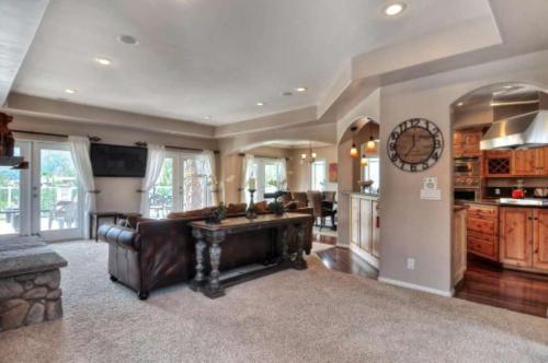Boulder Bay Lodge by AvantStay Boulder Bay Home w Hot Tub Large Patio Game Room in Big Bear Lake, USA