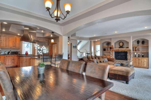 Boulder Bay Lodge by AvantStay Boulder Bay Home w Hot Tub Large Patio Game Room in Big Bear Lake, USA