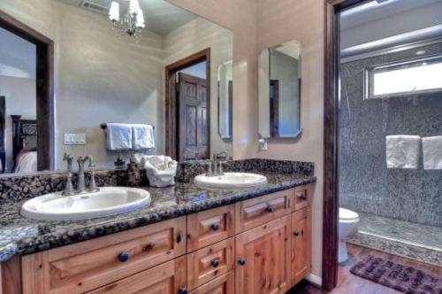 Boulder Bay Lodge by AvantStay Boulder Bay Home w Hot Tub Large Patio Game Room in Big Bear Lake, USA