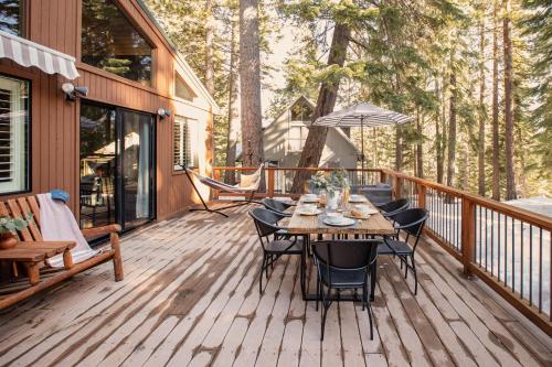Polaris by AvantStay Woodsy Tahoe Cabin with Spacious Deck Close to Lake in Carnelian Bay, USA