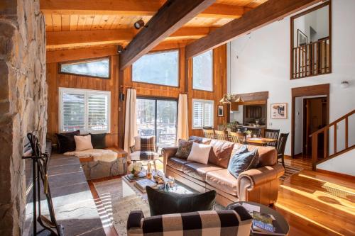 Polaris by AvantStay Woodsy Tahoe Cabin with Spacious Deck Close to Lake in Carnelian Bay, USA