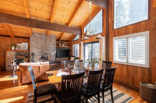 Polaris by AvantStay Woodsy Tahoe Cabin with Spacious Deck Close to Lake in Carnelian Bay, USA