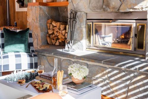 Polaris by AvantStay Woodsy Tahoe Cabin with Spacious Deck Close to Lake in Carnelian Bay, USA