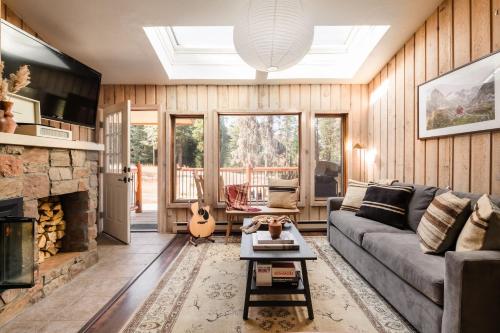 Rover by AvantStay Beautiful Ski-Chalet in Heart of Breckenridge in Breckenridge, USA