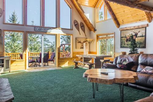 Mighty Bear Manor by AvantStay Elevated Cabin w Pine Tree Views Hot Tub Pool Table in Big Bear Lake, USA