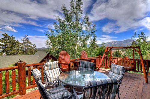 Mighty Bear Manor by AvantStay Elevated Cabin w Pine Tree Views Hot Tub Pool Table in Big Bear Lake, USA