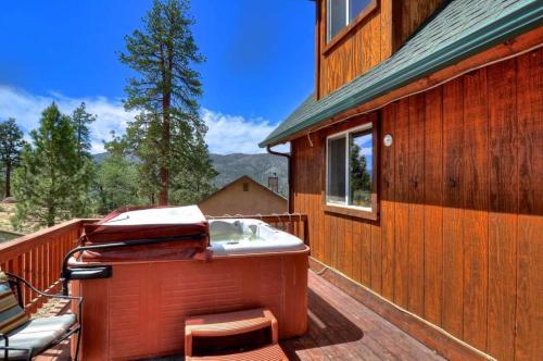 Mighty Bear Manor by AvantStay Elevated Cabin w Pine Tree Views Hot Tub Pool Table in Big Bear Lake, USA