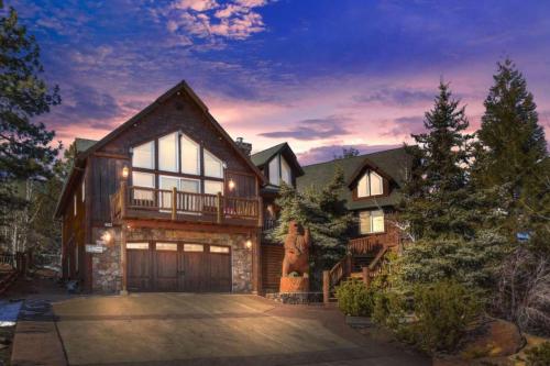Mighty Bear Manor by AvantStay Elevated Cabin w Pine Tree Views Hot Tub Pool Table in Big Bear Lake, USA