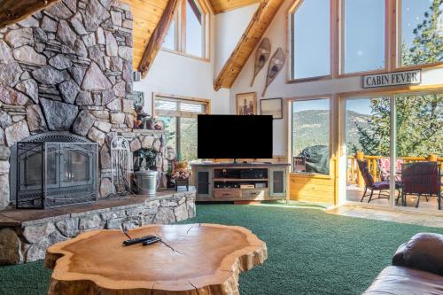 Mighty Bear Manor by AvantStay Elevated Cabin w Pine Tree Views Hot Tub Pool Table in Big Bear Lake, USA