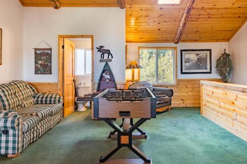 Mighty Bear Manor by AvantStay Elevated Cabin w Pine Tree Views Hot Tub Pool Table in Big Bear Lake, USA
