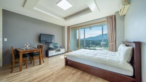 1 queen bed