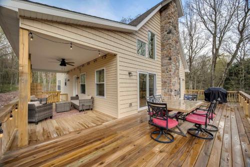 Bear Creek Bliss by AvantStay Sleeps 16 Game Room Deck Fire Pit in Jim Thorpe, USA