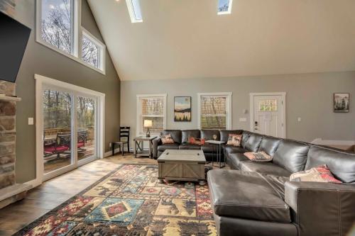Bear Creek Bliss by AvantStay Sleeps 16 Game Room Deck Fire Pit in Jim Thorpe, USA