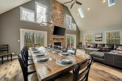 Bear Creek Bliss by AvantStay Sleeps 16 Game Room Deck Fire Pit in Jim Thorpe, USA