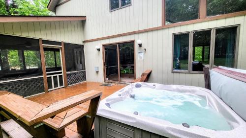 Mountain Memories by AvantStay Hot Tub Enclosed Deck Large Yard w Fire Pit in Blakeslee, USA