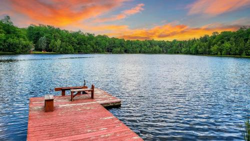 Mountain Memories by AvantStay Hot Tub Enclosed Deck Large Yard w Fire Pit in Blakeslee, USA