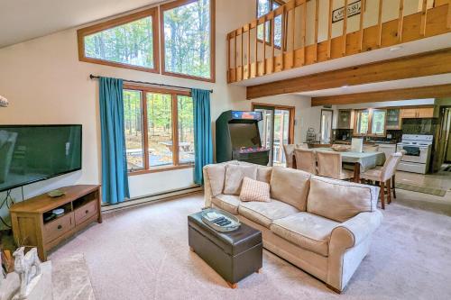 Mountain Memories by AvantStay Hot Tub Enclosed Deck Large Yard w Fire Pit in Blakeslee, USA