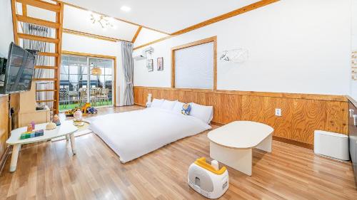 Ganghwa Sandelbada Kids Gajok Pension