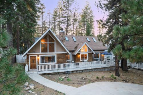 Hartwood by AvantStay Cozy Big Bear Abode w Spacious Deck Stone Fireplace in Big Bear Lake, USA