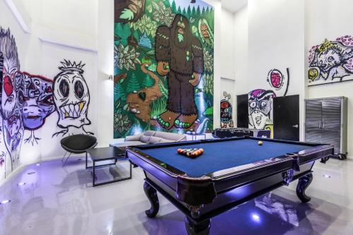 The Gallery by AvantStay Luxe Hollywood Artist’s Home Pool Private Elevator in Los Angeles, USA
