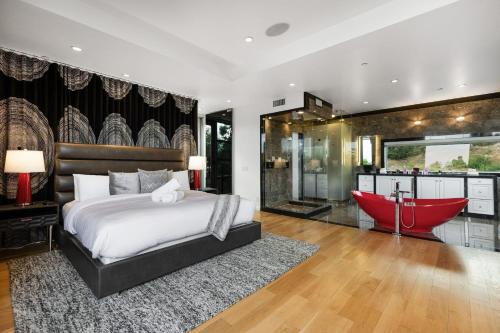 The Gallery by AvantStay Luxe Hollywood Artist’s Home Pool Private Elevator in Los Angeles, USA