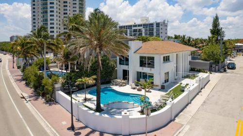 Sea Breeze by AvantStay Across From Fort Lauderdale Beach Pool Out Door Dining Fire pit in Fort Lauderdale, USA