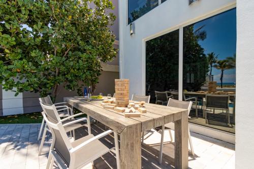 Sea Breeze by AvantStay Across From Fort Lauderdale Beach Pool Out Door Dining Fire pit in Fort Lauderdale, USA