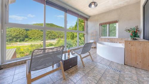 room detail thumbnail 2