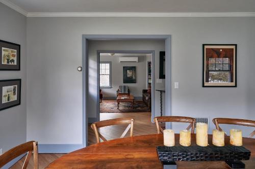 Old Ross House at Seminary Hill by AvantStay in Callicoon, USA
