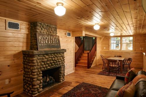 Old Ross House at Seminary Hill by AvantStay in Callicoon, USA