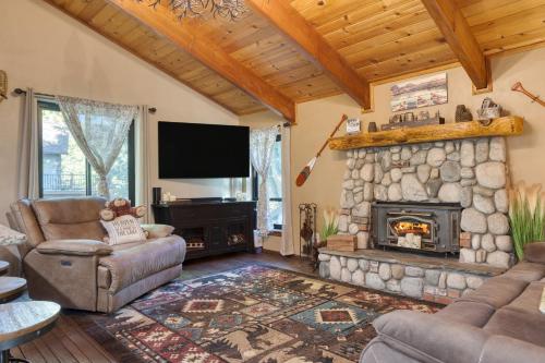 Dream Catcher by AvantStay Deck Fire Pit Movie Theater Game Garage in Lake Arrowhead, USA