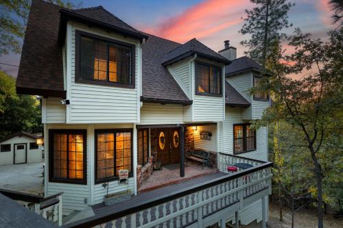 Dream Catcher by AvantStay Deck Fire Pit Movie Theater Game Garage in Lake Arrowhead, USA