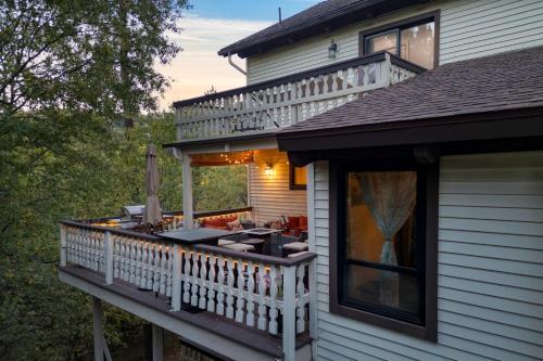 Dream Catcher by AvantStay Deck Fire Pit Movie Theater Game Garage in Lake Arrowhead, USA