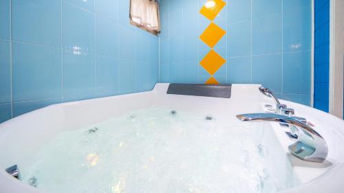 room detail thumbnail 2