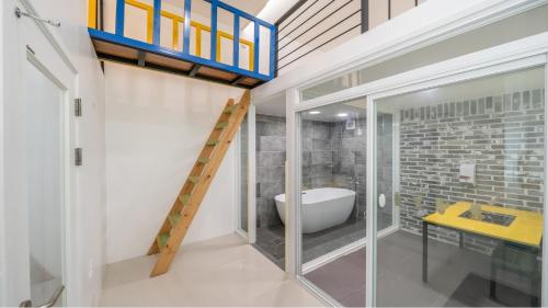 room detail thumbnail 2