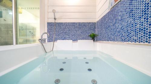 room detail thumbnail 2