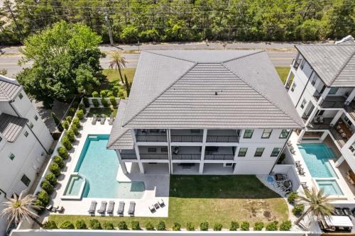 Emerald Palace by AvantStay 10BDR w Private Pool Golf Cart in Santa Rosa Beach, USA