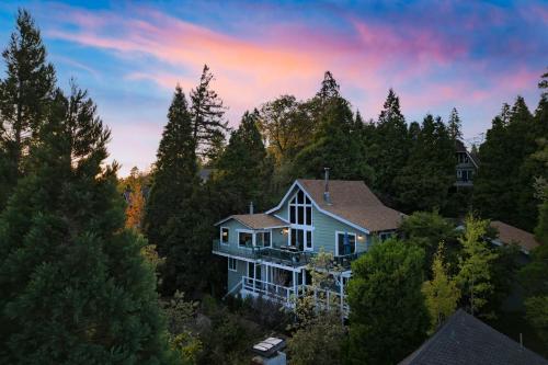 Lakeview Ridge by AvantStay Fire Pit Game Room in Lake Arrowhead, USA