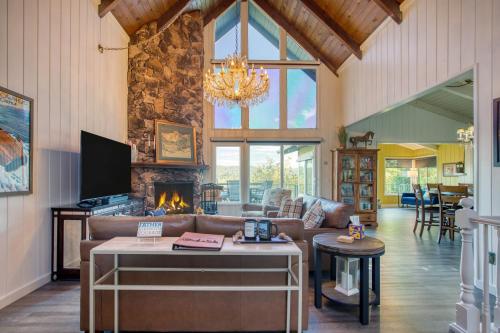 Lakeview Ridge by AvantStay Fire Pit Game Room in Lake Arrowhead, USA