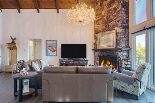 Lakeview Ridge by AvantStay Fire Pit Game Room in Lake Arrowhead, USA