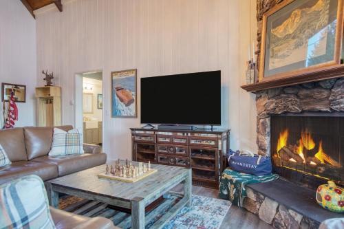 Lakeview Ridge by AvantStay Fire Pit Game Room in Lake Arrowhead, USA