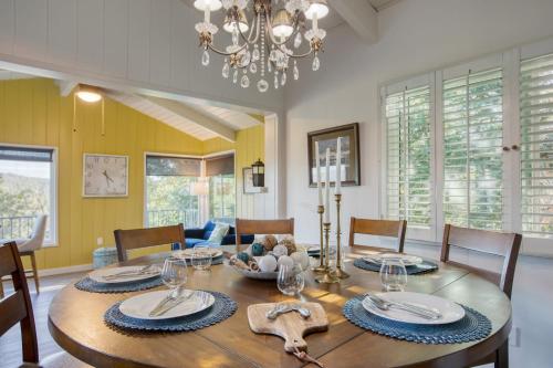Lakeview Ridge by AvantStay Fire Pit Game Room in Lake Arrowhead, USA