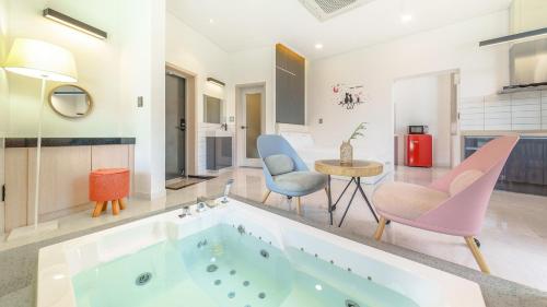 room detail thumbnail 2